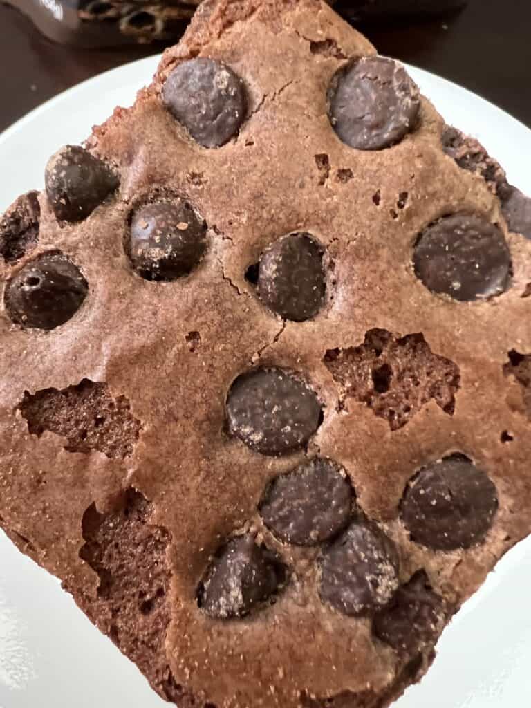 brownie brittle with chocolate chips